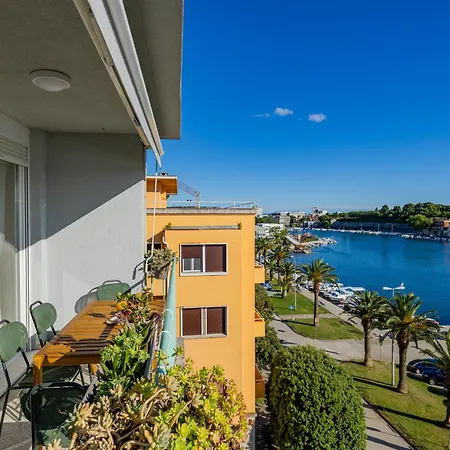 Harbor Lights Apartment